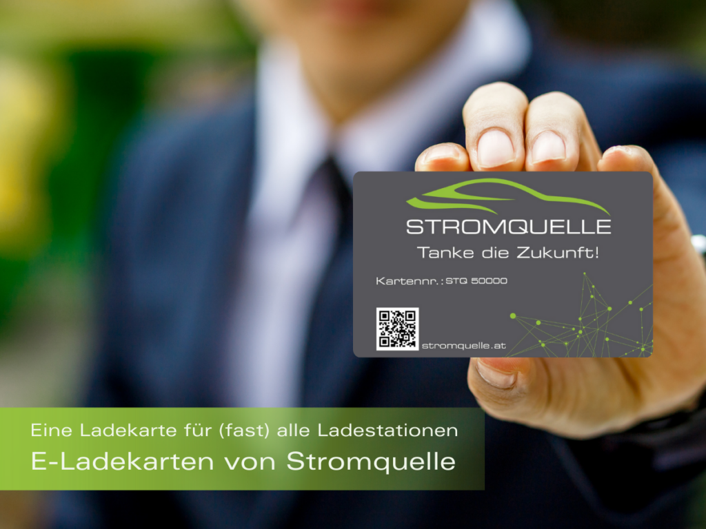 Mann hält Stromquelle Ladekarte