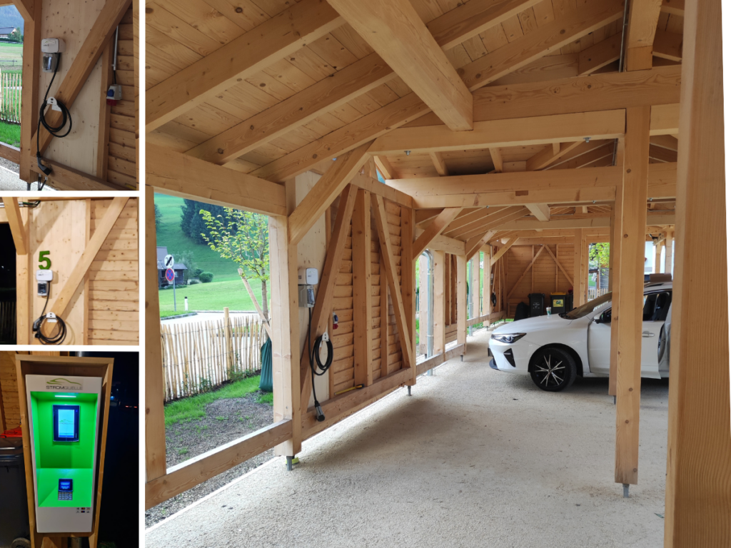 Überdachte Holz-Carport-Ladestation mit mehreren Stromquelle-Wandladestationen, an denen Elektrofahrzeuge geladen werden können. Ein weißes E-Auto steht an einer der Ladepunkte. Detailansichten der Ladestationen und eines Displays sind ebenfalls im Bild enthalten. #Sein Boutique Hotel # Wallbox
